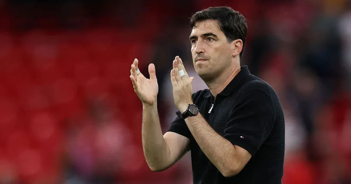 Entrenador aplaudiendo en el estadio durante el partido