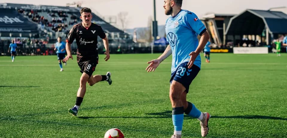 Jugadores de HFX Wanderers FC y Vancouver FC en el partido