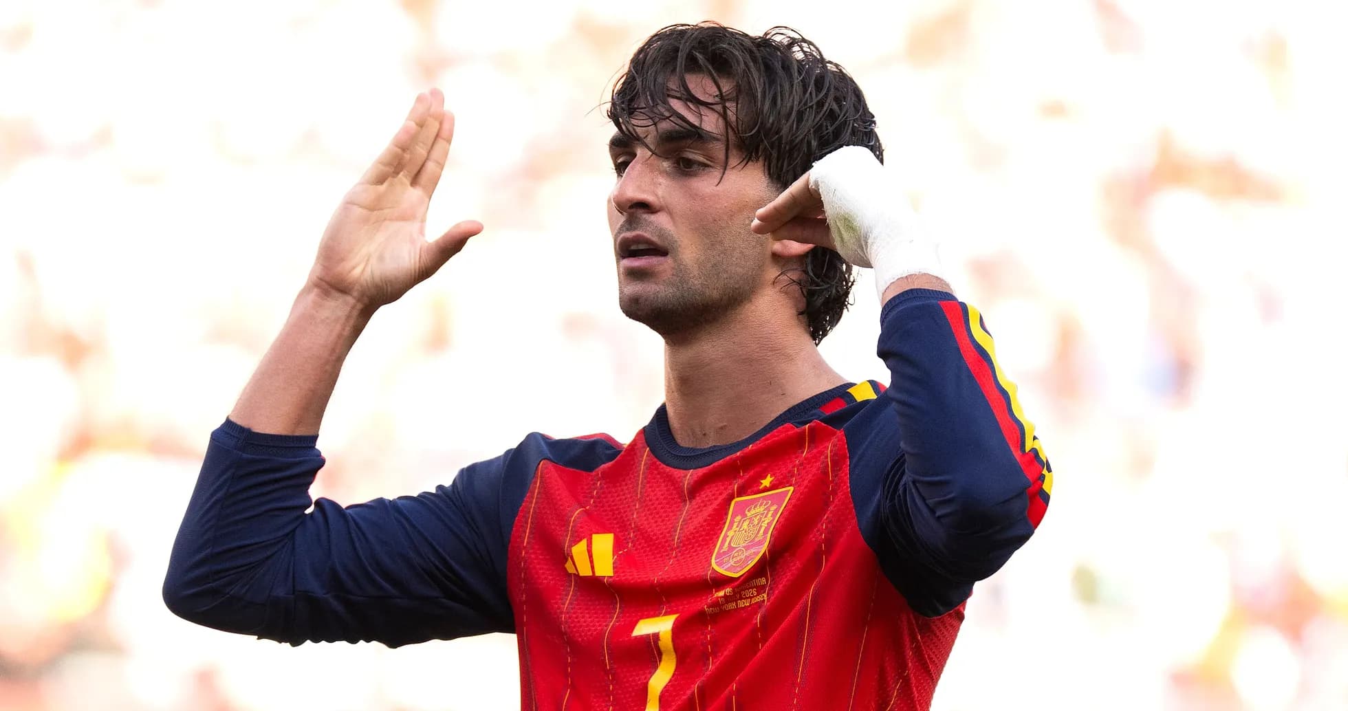 Jugador de España gesticulando en el campo