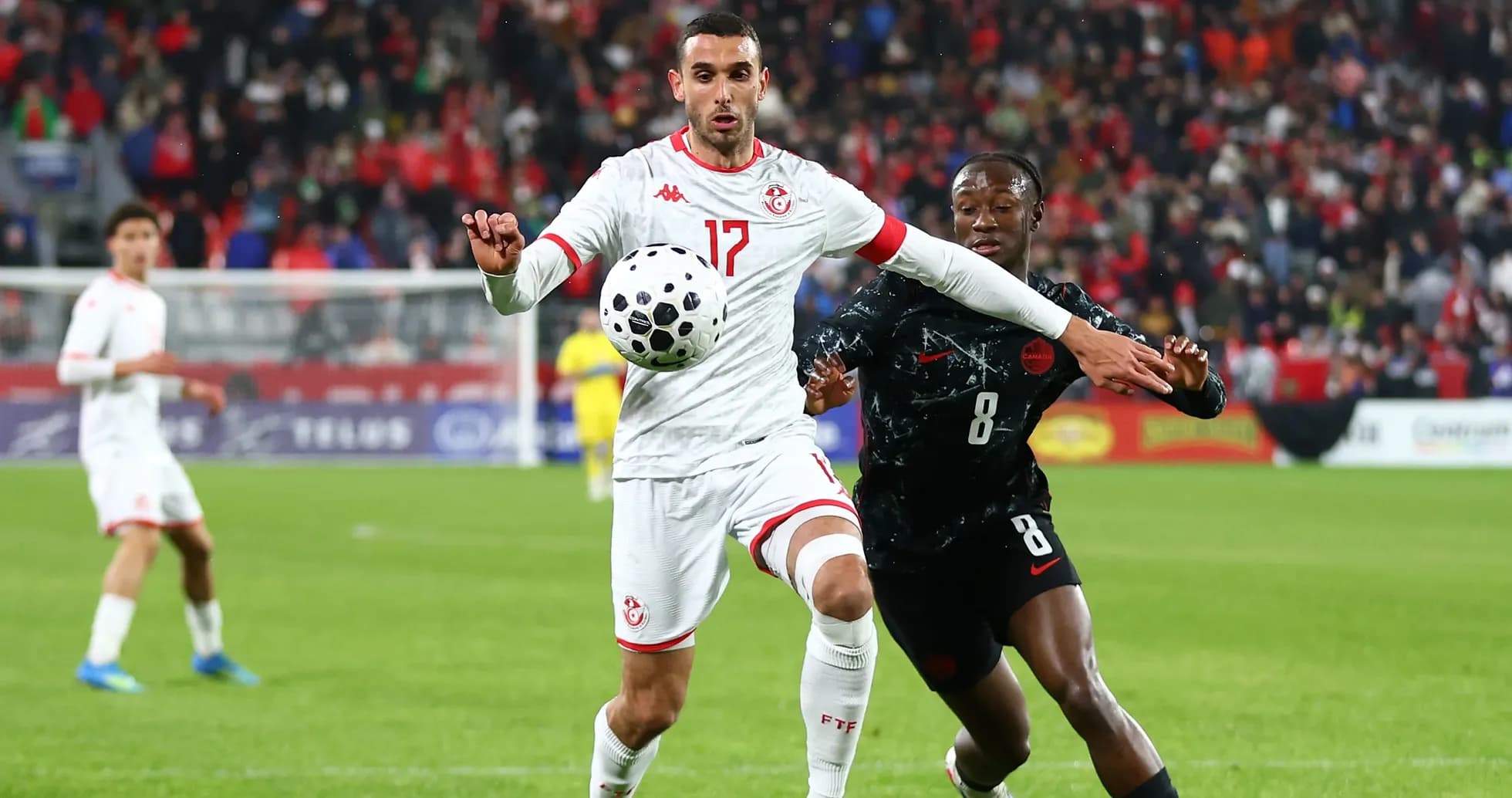 Jugador de Túnez controlando el balón en partido
