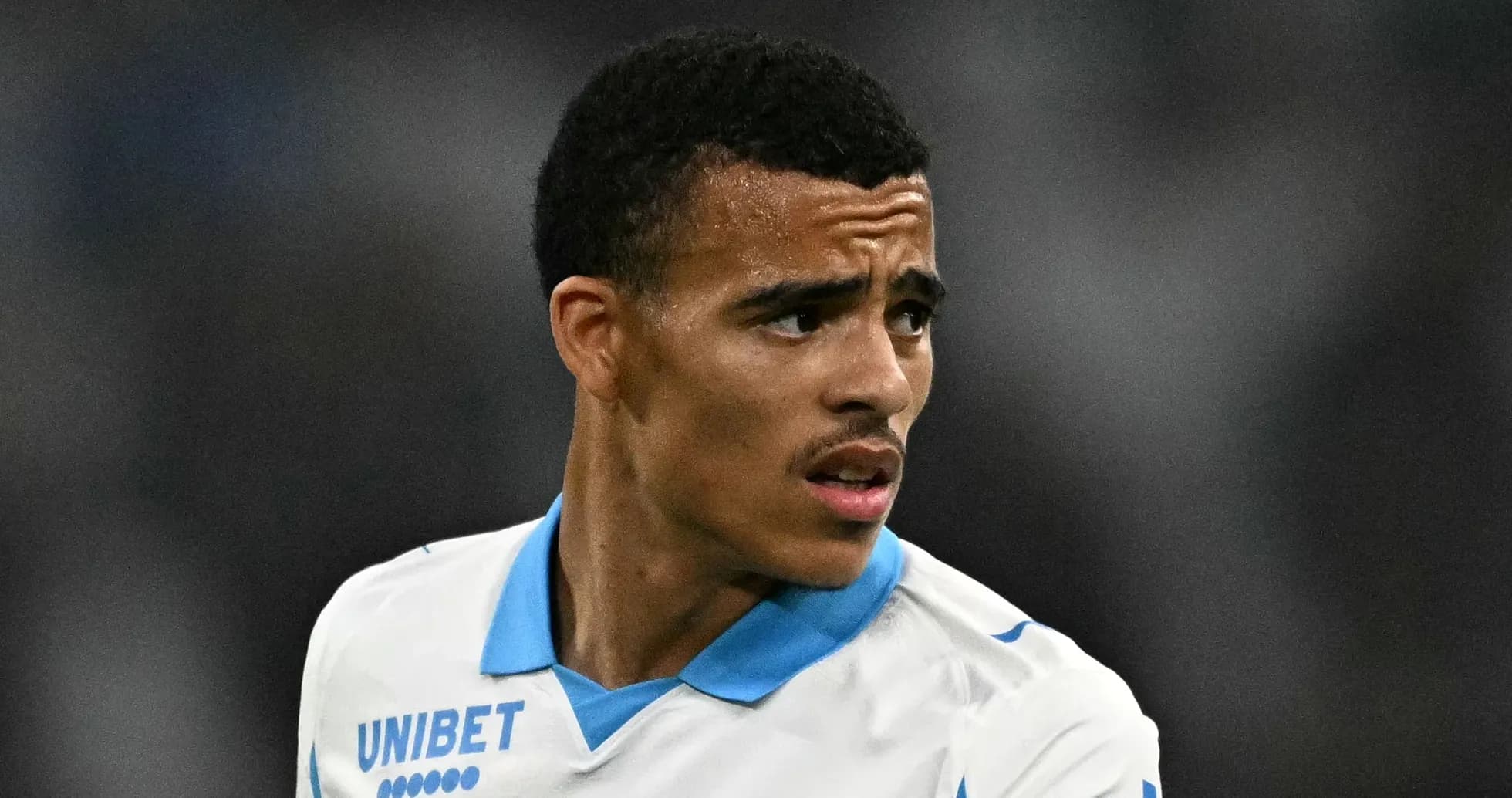 Jugador de fútbol con camiseta blanca durante el partido