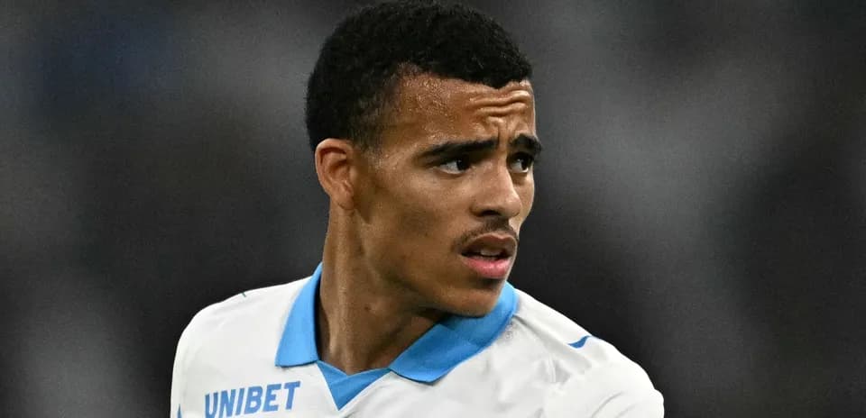 Jugador de fútbol con camiseta blanca durante el partido