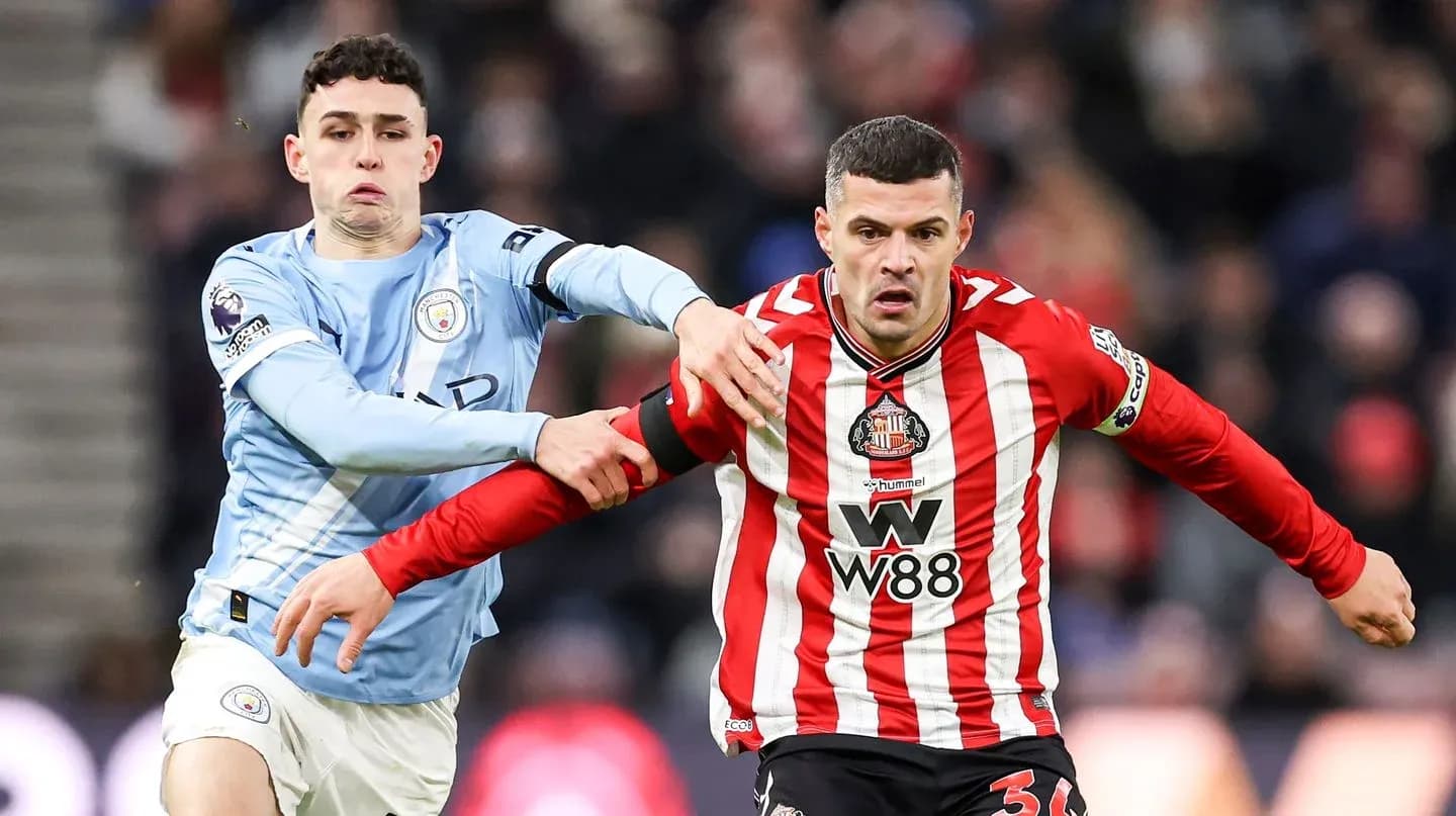 Phil Foden persigue a un jugador del Sunderland