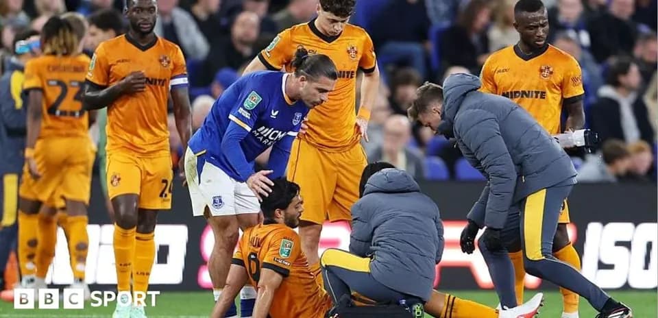 Jugadores atendiendo a un compañero lesionado en el campo