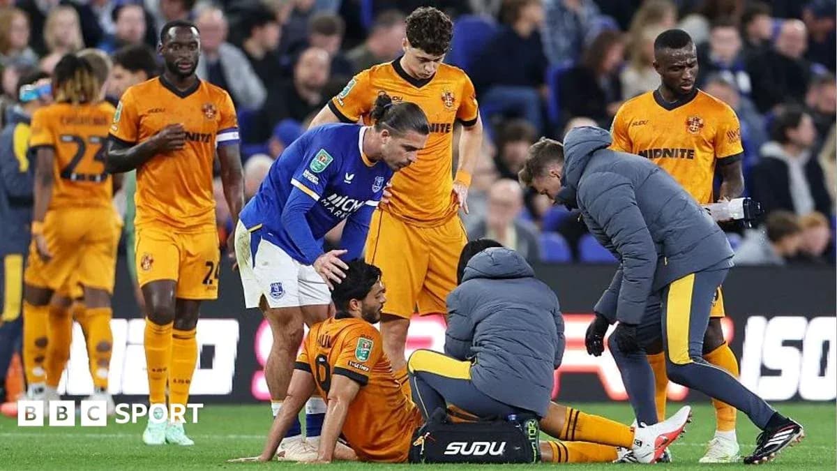 Jugadores atendiendo a un compañero lesionado en el campo