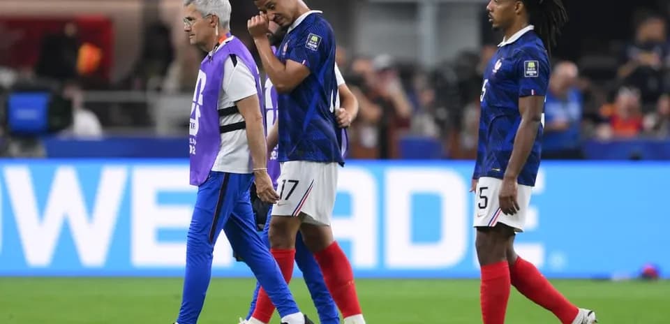 Jugador francés siendo atendido por el personal médico