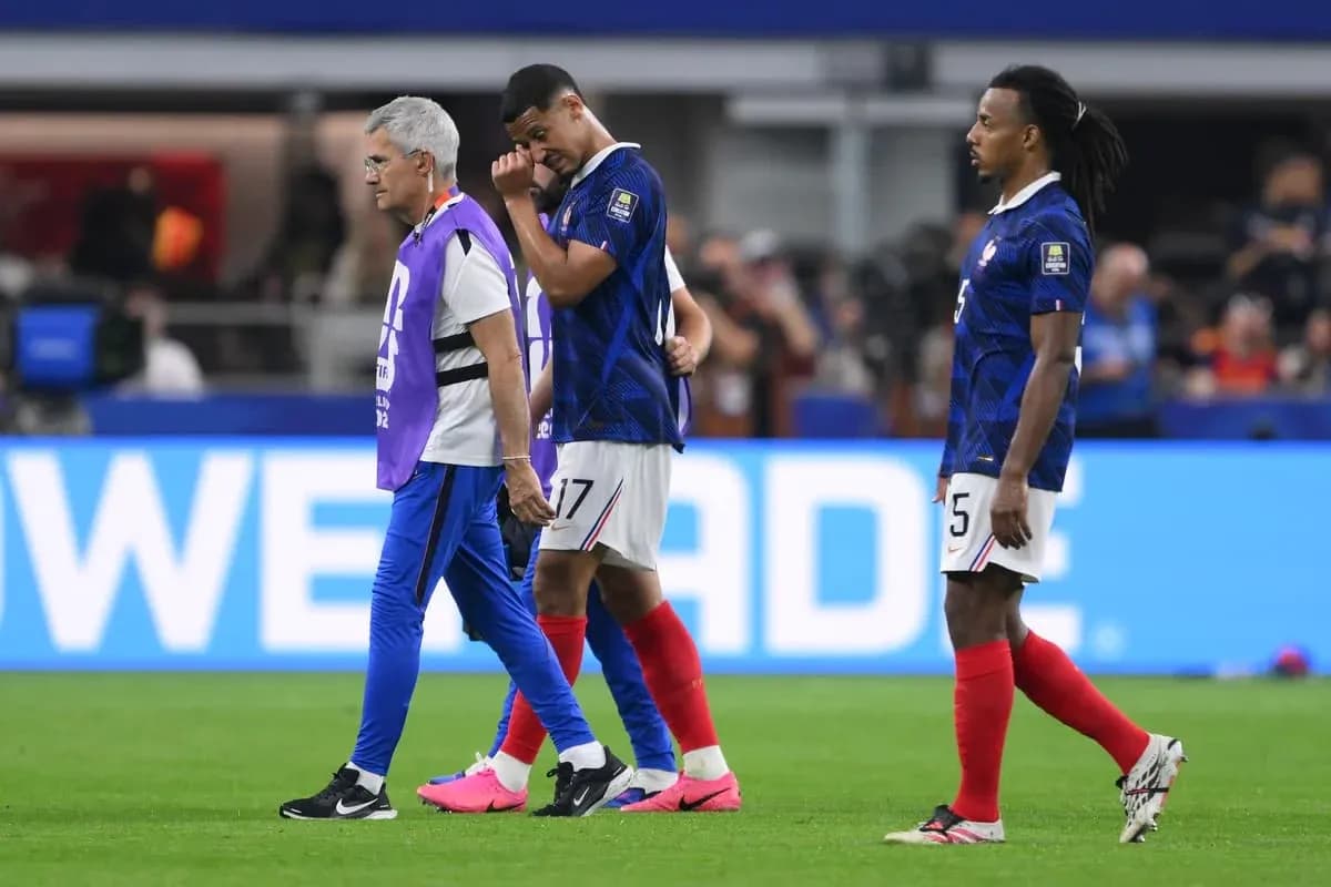 Jugador francés siendo atendido por el personal médico