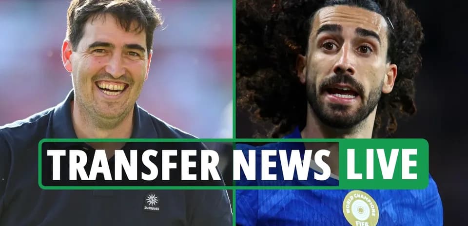 Entrenador sonriendo junto a jugador durante noticias de transferencias