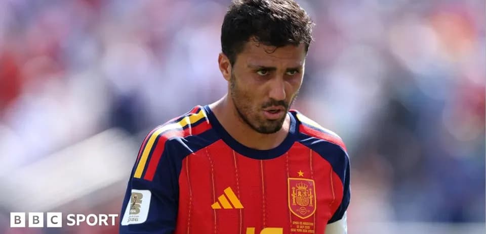 Jugador de España con camiseta roja durante el partido