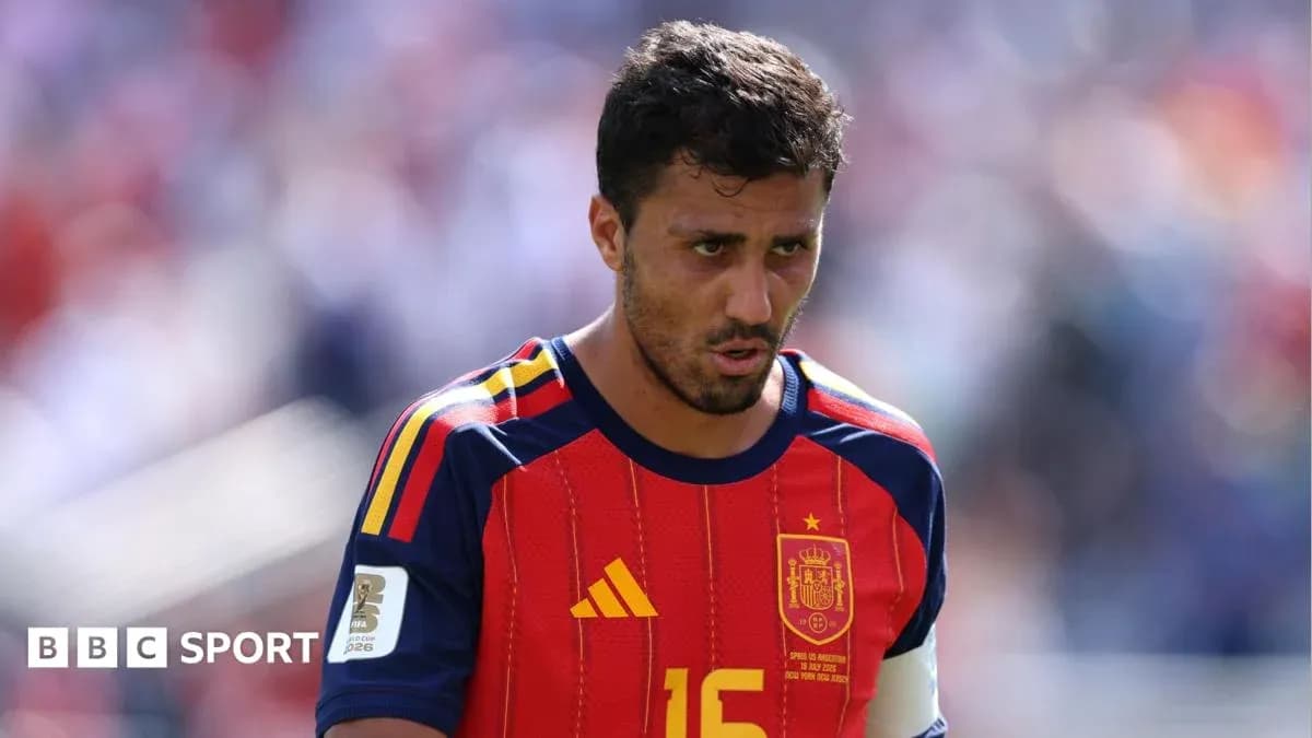 Jugador de España con camiseta roja durante el partido