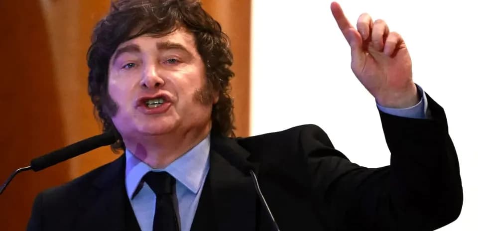 Hombre hablando en un podio con gestos enérgicos