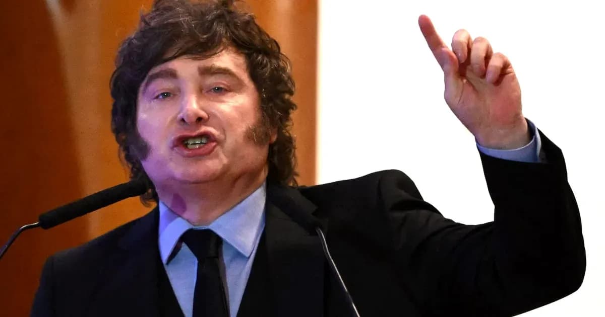 Hombre hablando en un podio con gestos enérgicos