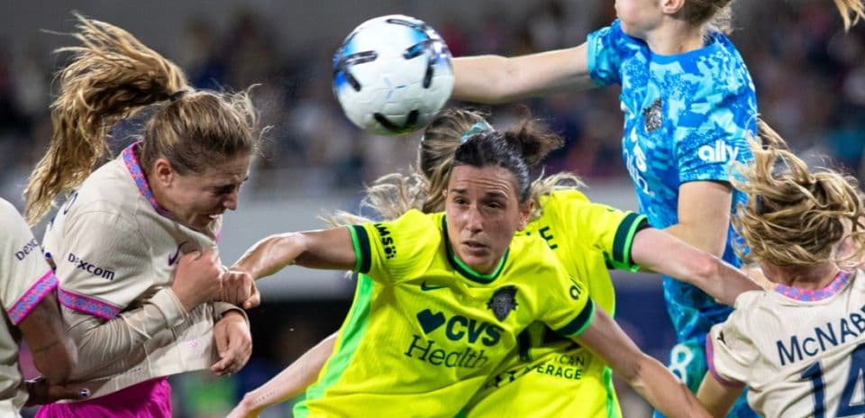 Jugadora del Houston Dash intenta marcar un gol