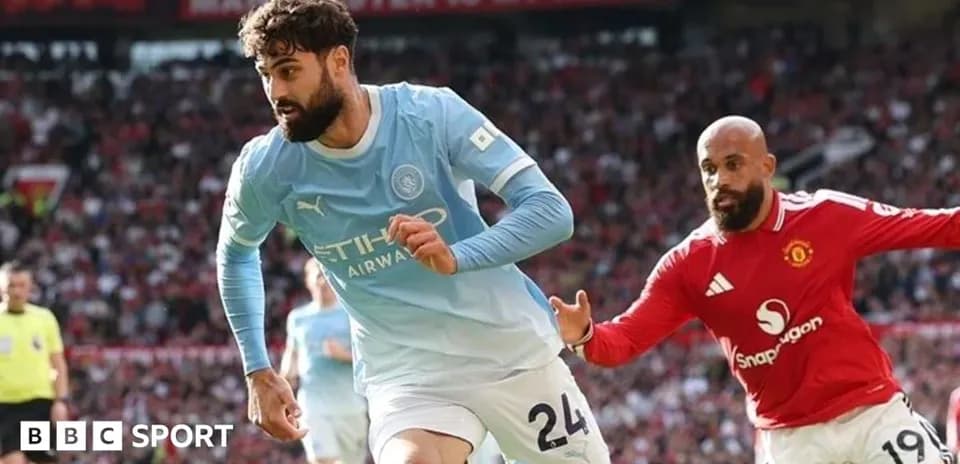 Jugador de Manchester City corriendo con balón frente a rival