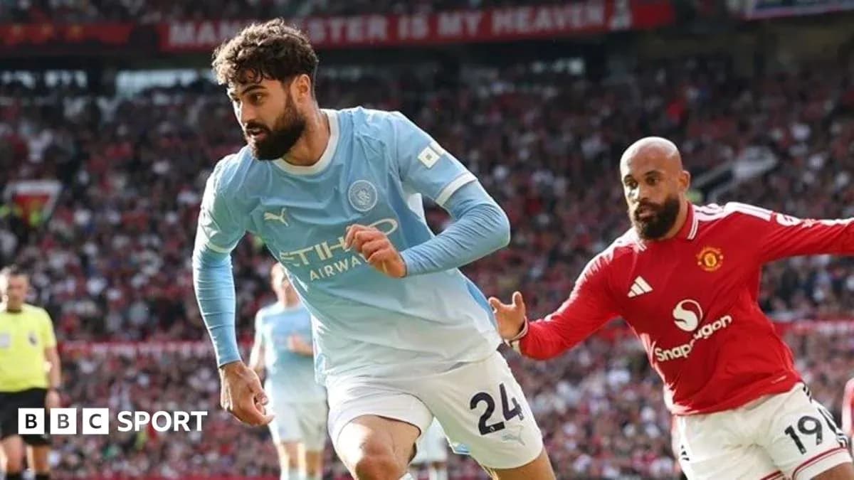 Jugador de Manchester City corriendo con balón frente a rival