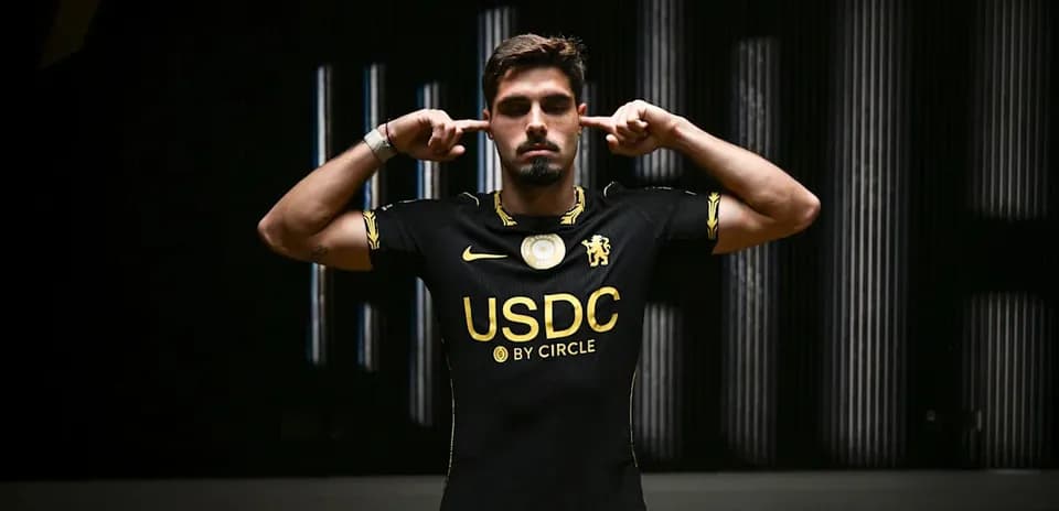 Jugador posando con camiseta negra de equipo