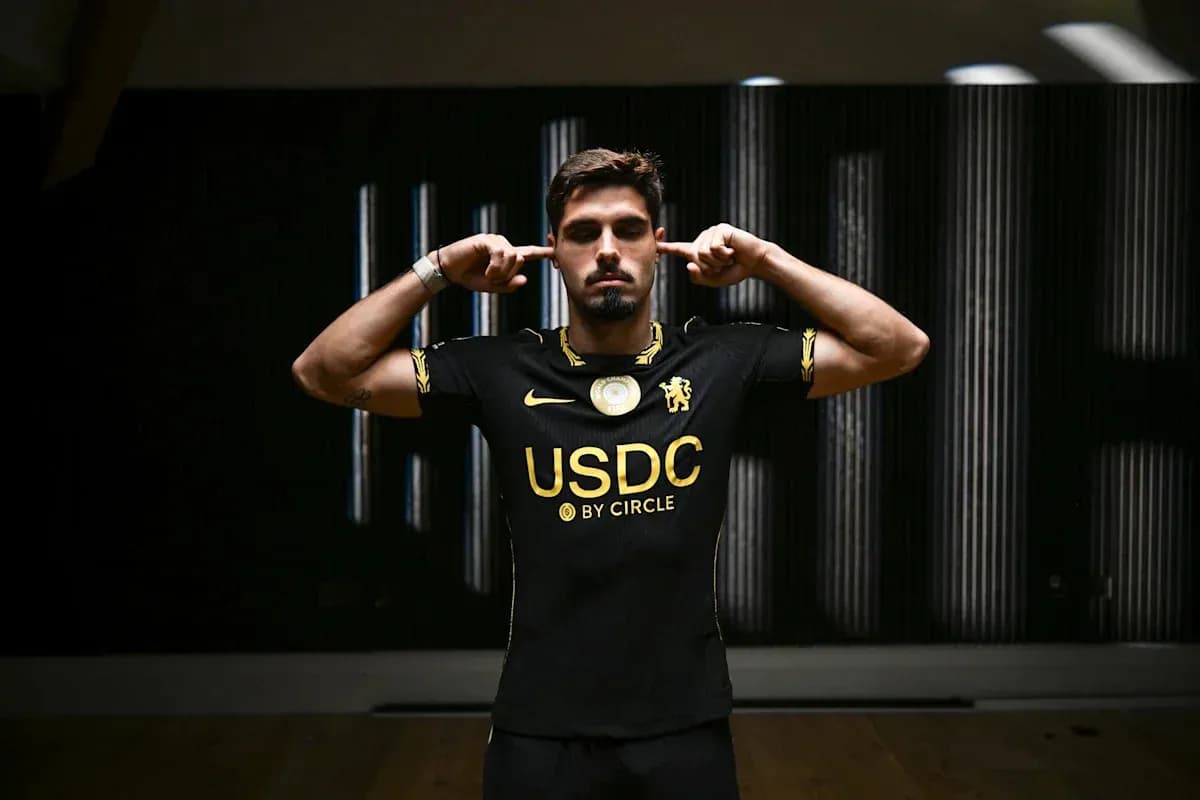 Jugador posando con camiseta negra de equipo