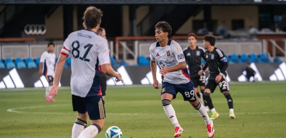 Jugadores de Real Monarchs en partido de fútbol