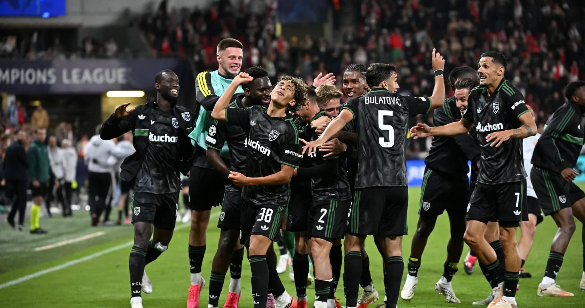 Jugadores celebrando después de un gol en la Champions League