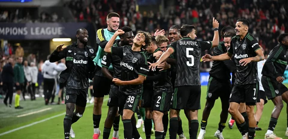 Jugadores celebrando después de un gol en la Champions League