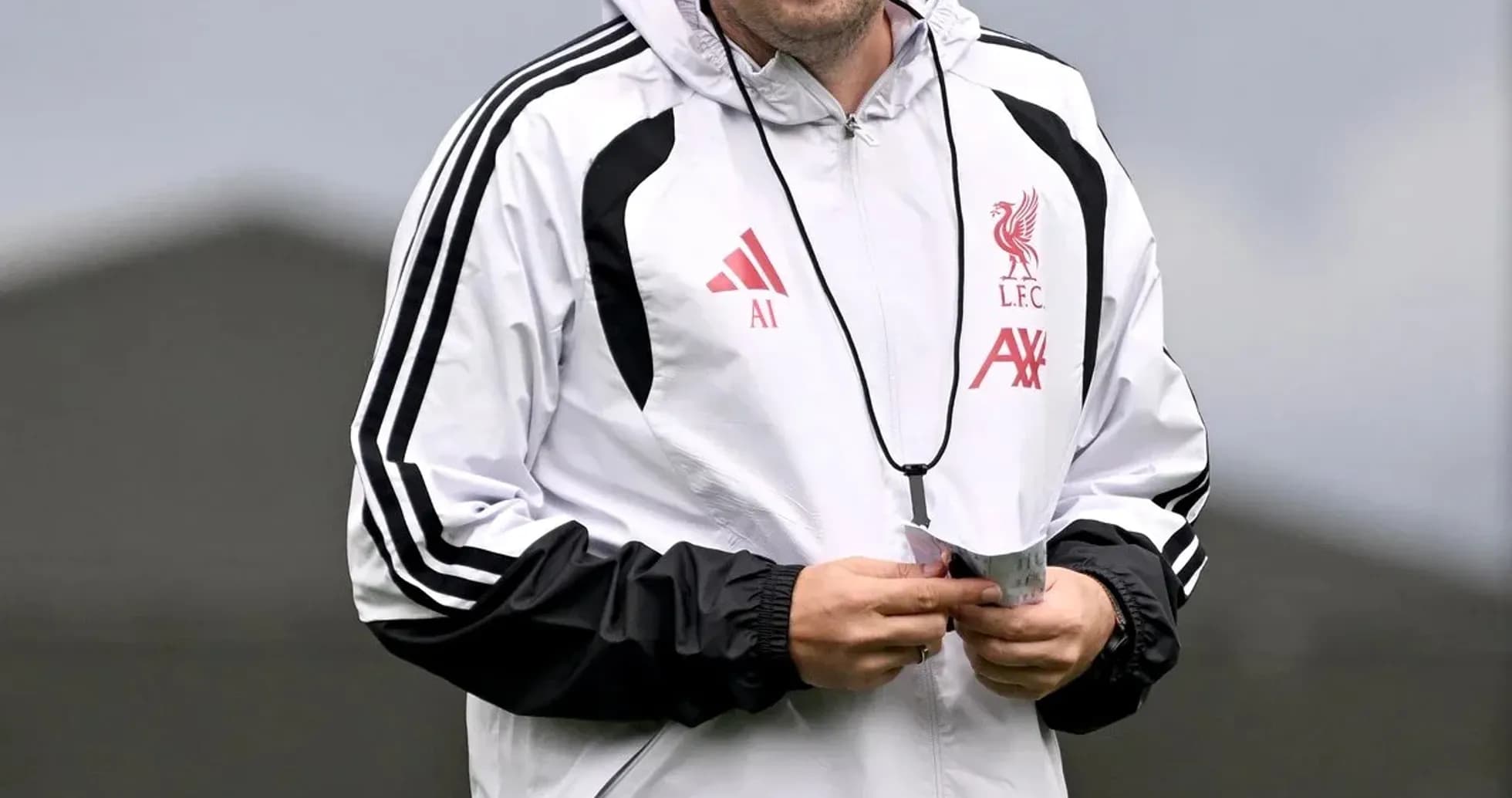 Entrenador de Liverpool sonriendo en el campo de entrenamiento