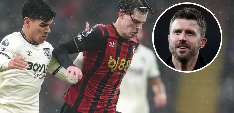 Jugadores de Bournemouth y West Ham luchando por el balón
