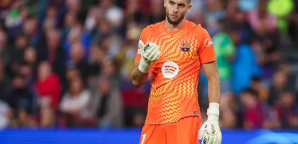Portero de Barcelona en partido con aficionados de fondo