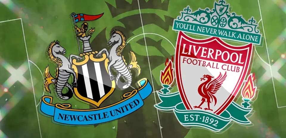Escudos de Newcastle United y Liverpool en el campo