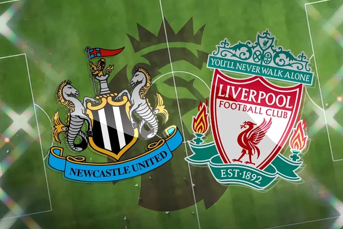 Escudos de Newcastle United y Liverpool en el campo