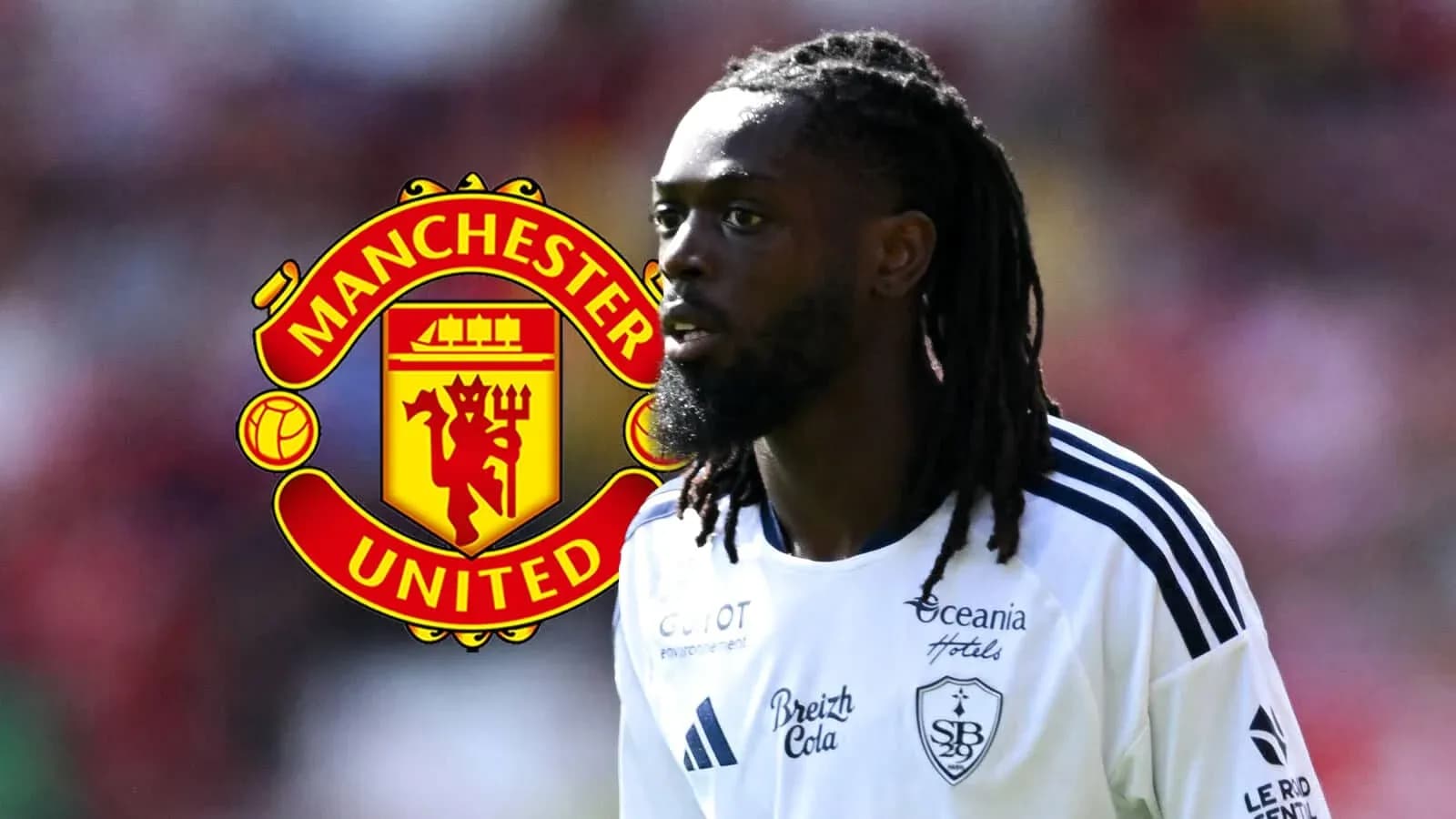 Jugador con camiseta blanca frente al logo de Manchester United