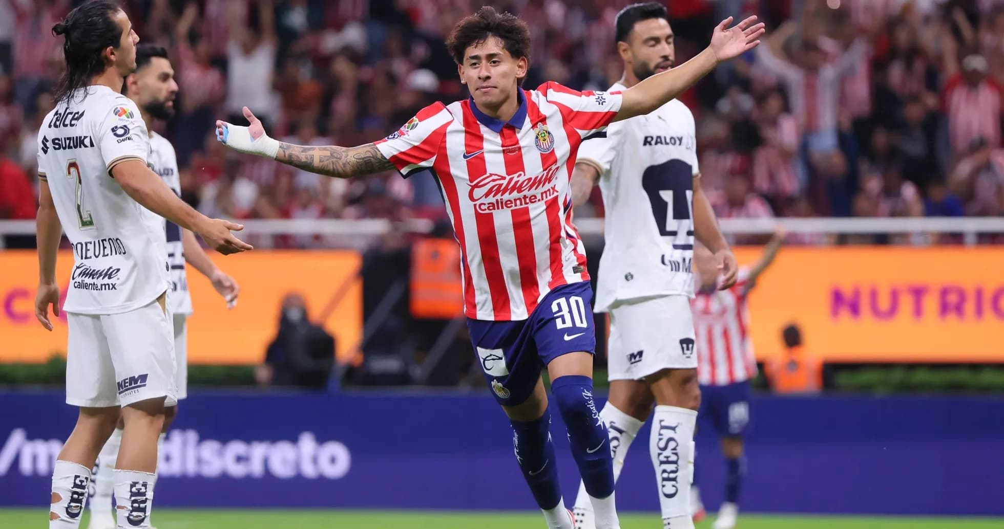 Jugador de Chivas celebra un gol contra Pumas