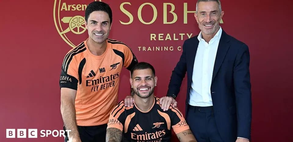 Entrenador y jugador posando tras firma de contrato