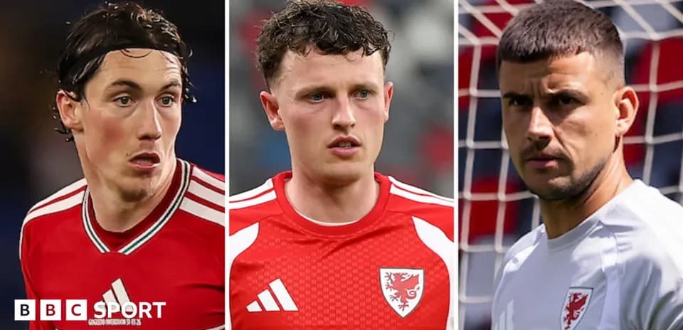 Tres jugadores de la selección de Gales en uniforme