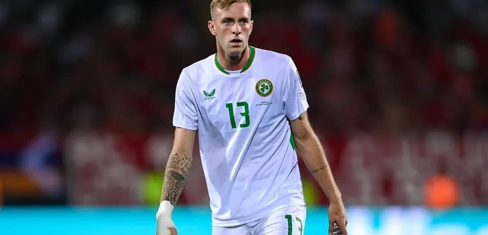 Jugador de fútbol en uniforme irlandés en acción