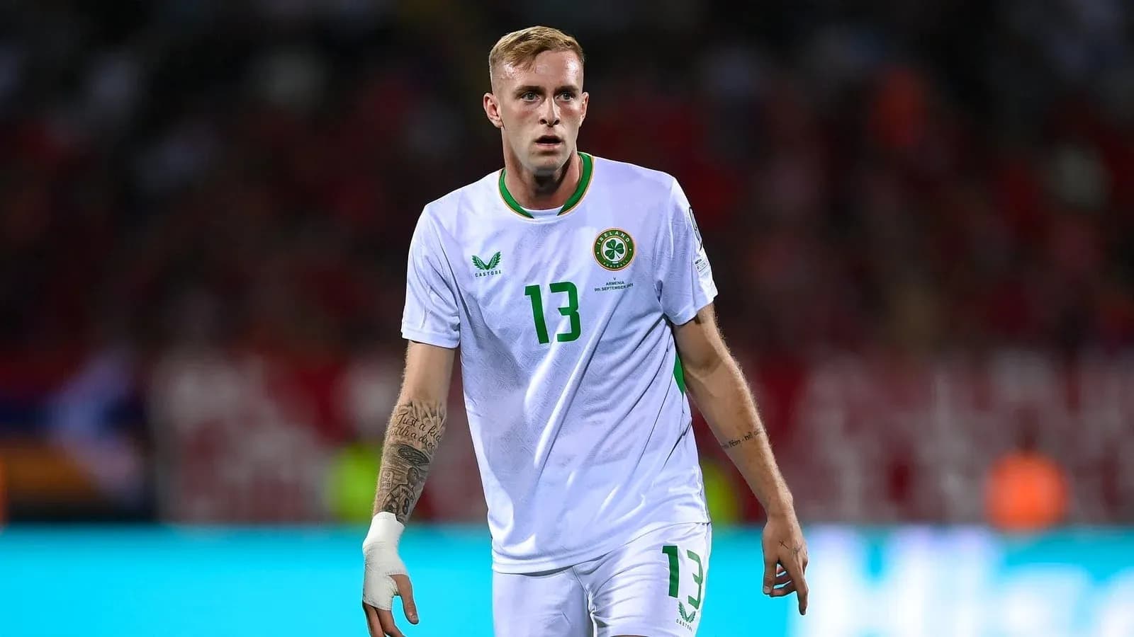 Jugador de fútbol en uniforme irlandés en acción
