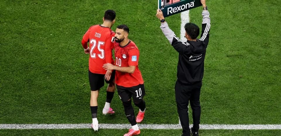 Cambio de jugadores en partido de fútbol