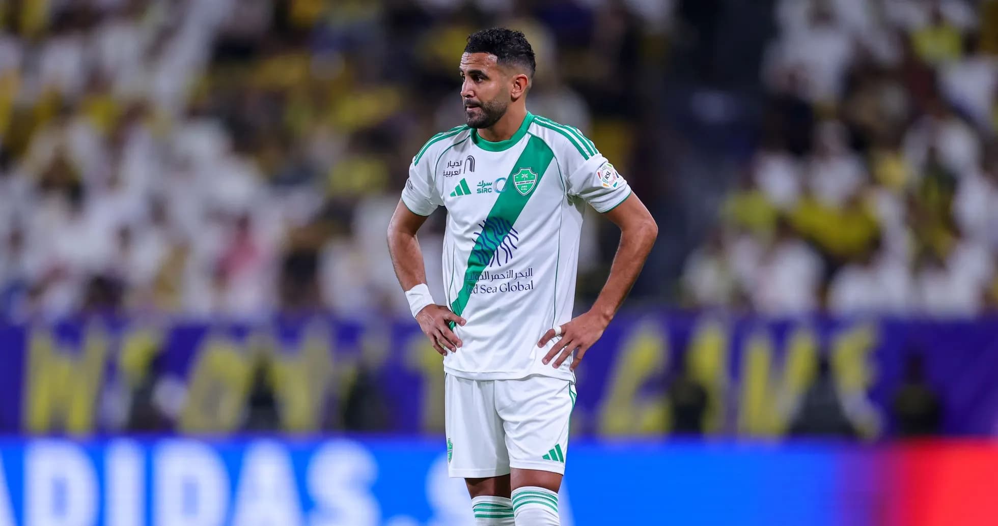 Jugador de fútbol con uniforme verde y blanco en el campo