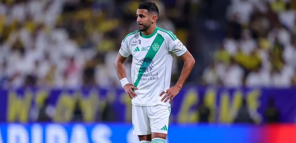 Jugador de fútbol con uniforme verde y blanco en el campo