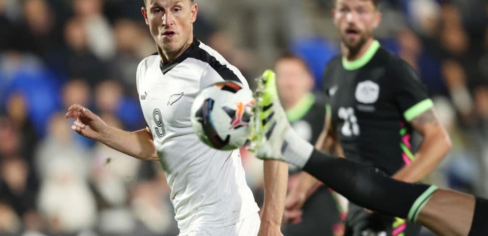 Jugador de Nueva Zelanda evita un balón en el partido