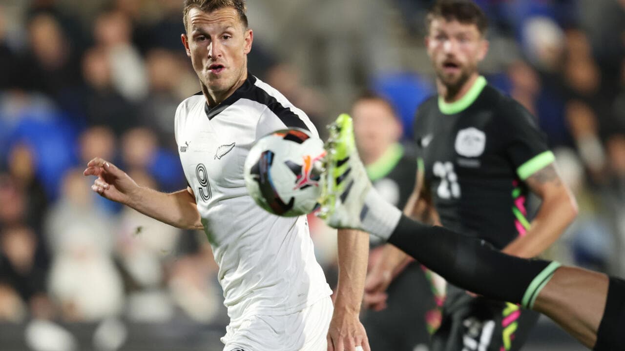 Jugador de Nueva Zelanda evita un balón en el partido