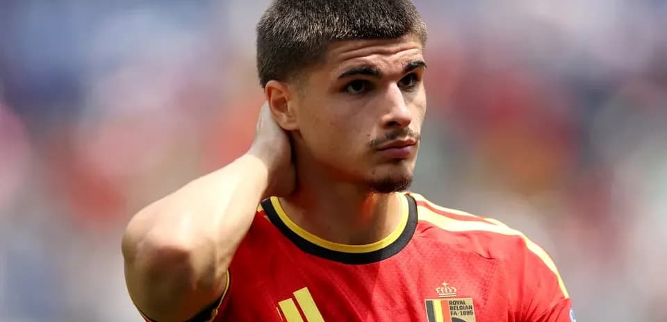 Jugador de Bélgica con camiseta roja en el campo