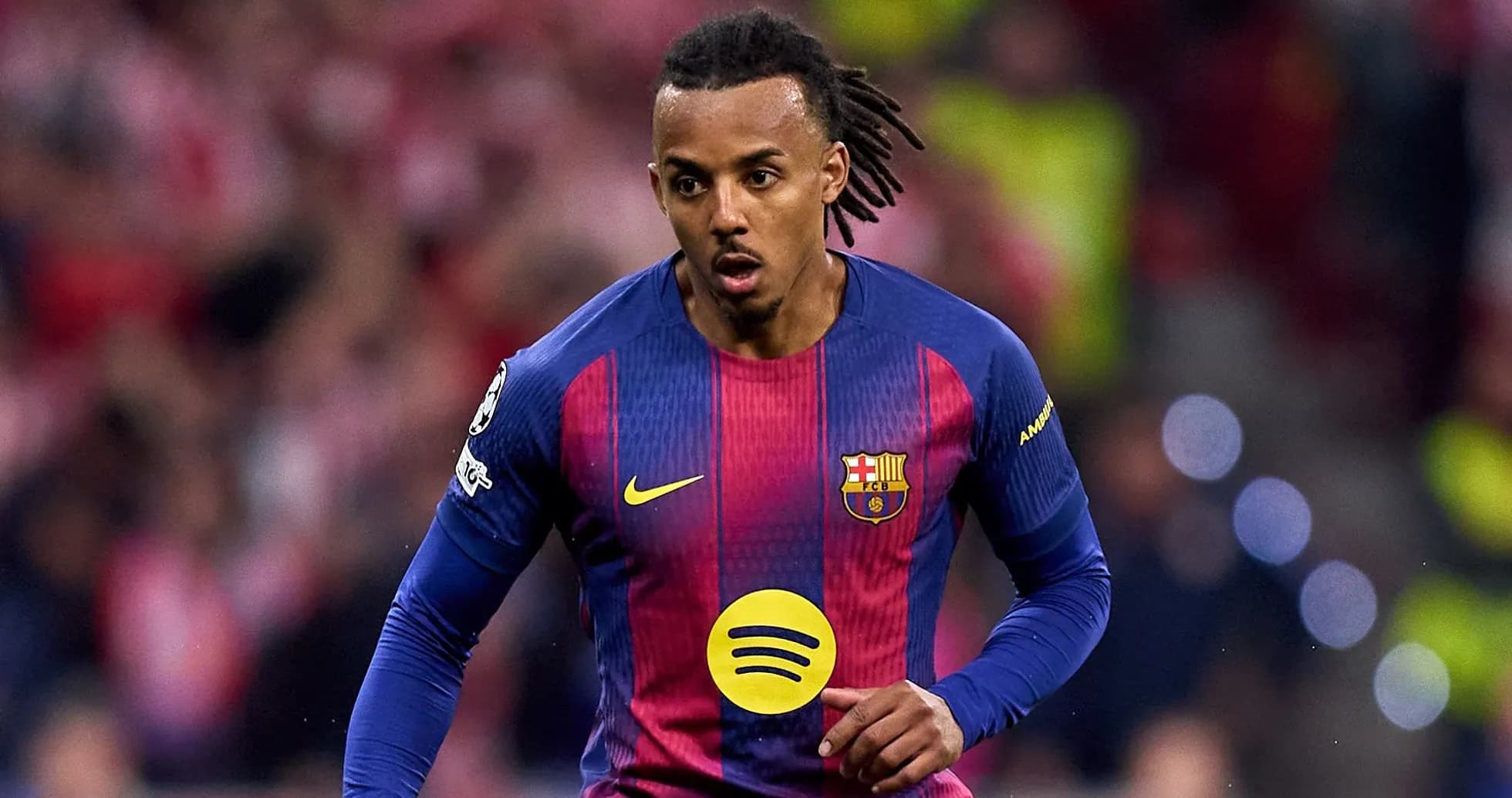 Jugador de Barcelona corriendo en el campo