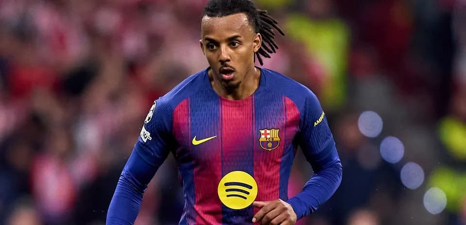 Jugador de Barcelona corriendo en el campo