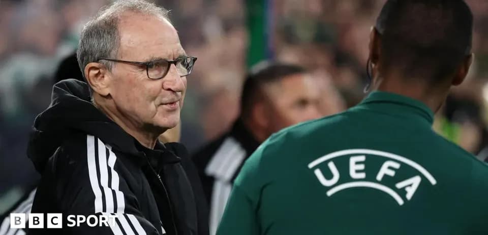 Entrenador saludando a otro miembro del equipo