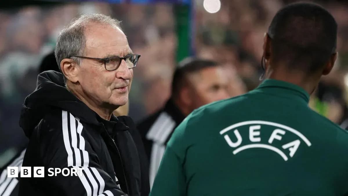 Entrenador saludando a otro miembro del equipo