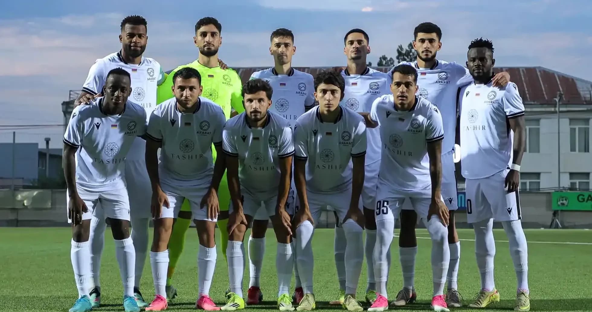 Jugadores de Ararat-Armenia en formación