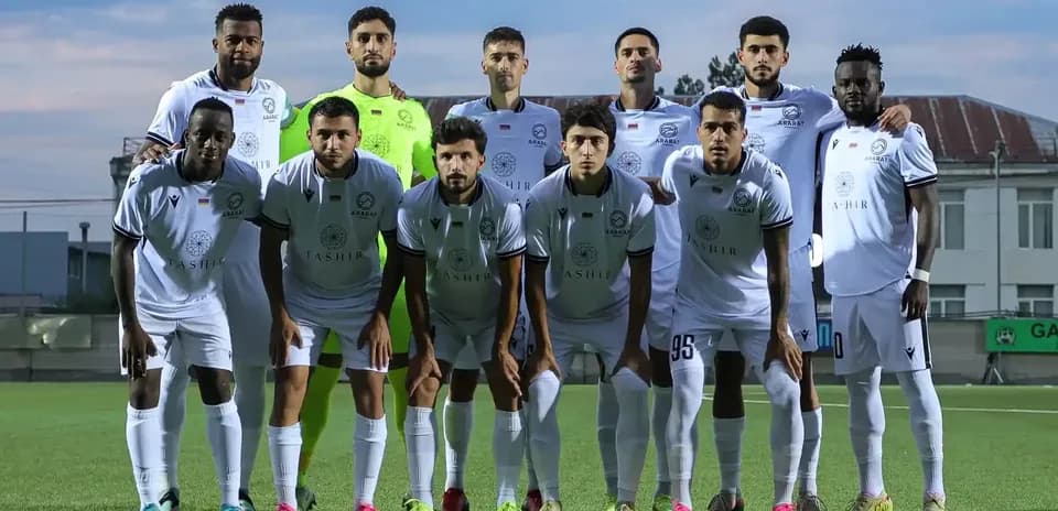 Jugadores de Ararat-Armenia en formación