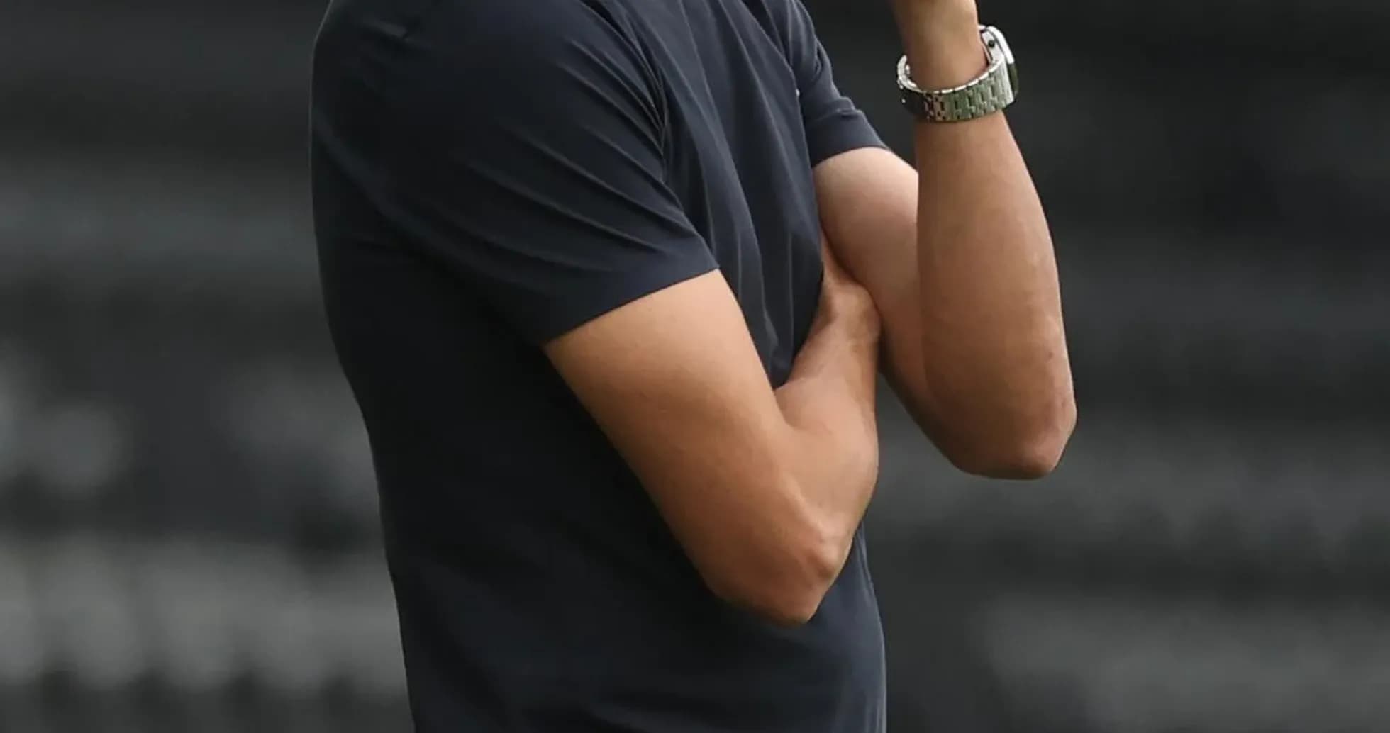 Entrenador observando el partido desde la línea de banda
