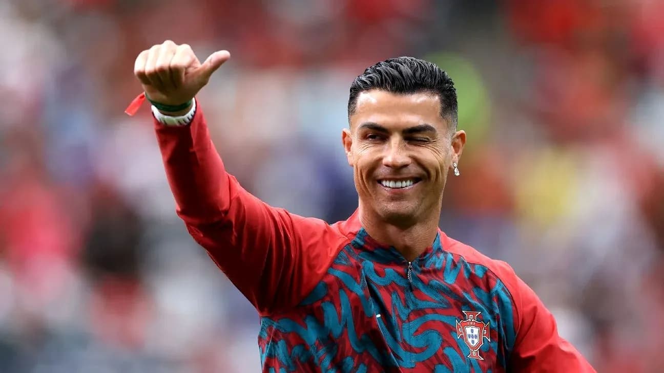 Jugador saludando en el calentamiento previo al partido