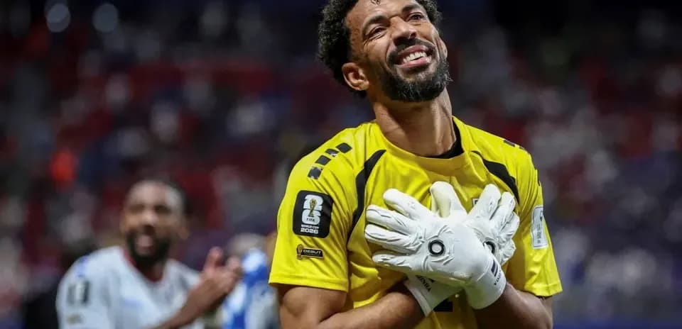 Portero sonriendo con guantes tras el partido
